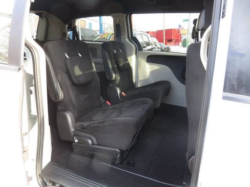 Used 2015 Dodge Grand Caravan SE image 19
