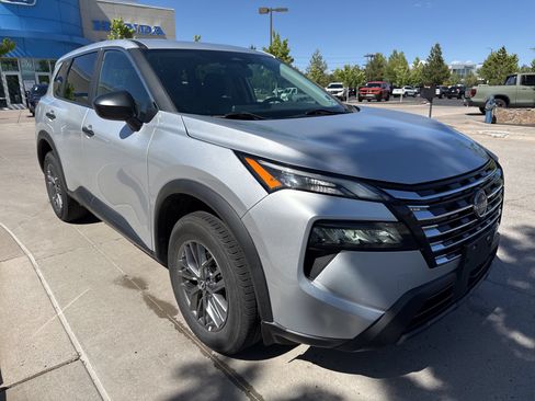 Used 2024 Nissan Rogue S AWD/4WD image 3