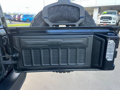 Used 2023 Jeep Wrangler Unlimited Rubicon 4xe w/ Cold Weather Group AWD/4WD image 46