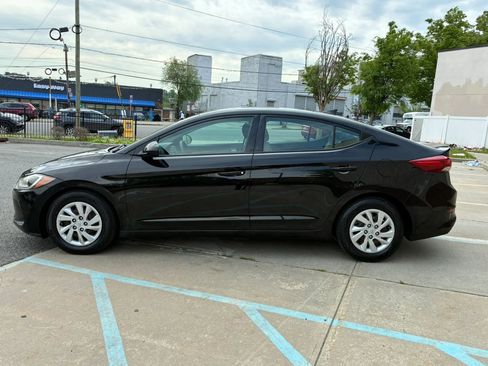 Used 2017 Hyundai Elantra SE w/ Cargo Package FWD image 5