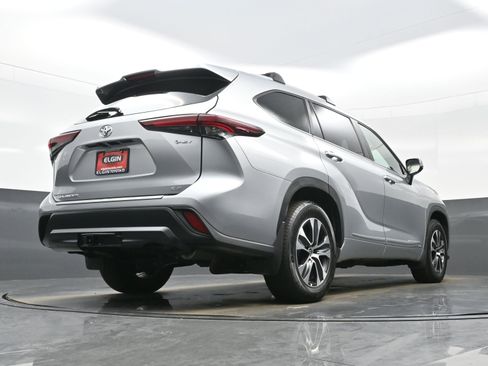 Used 2025 Toyota Highlander XLE image 32