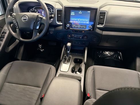 Used 2024 Nissan Frontier SV image 12