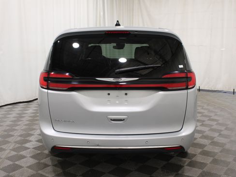 Used 2023 Chrysler Pacifica Touring-L FWD image 32