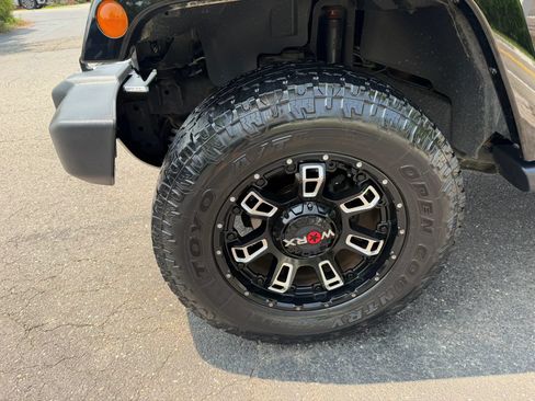 Used 2017 Jeep Wrangler Unlimited Sahara w/ Connectivity Group AWD/4WD image 9