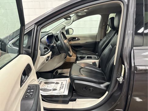 Used 2023 Chrysler Pacifica Touring-L image 12