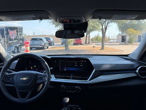 Used 2025 Chevrolet Trax LT FWD image 28