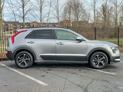 Used 2024 Kia Niro LX image 2