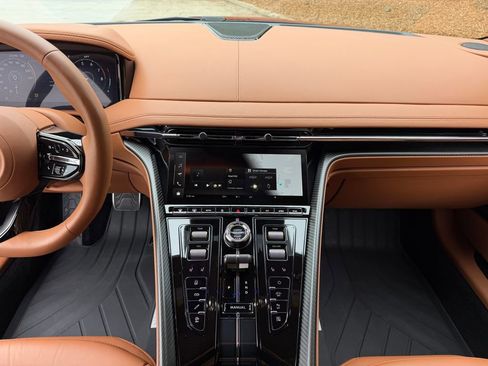 Used 2025 Aston Martin DB12 Coupe RWD image 22