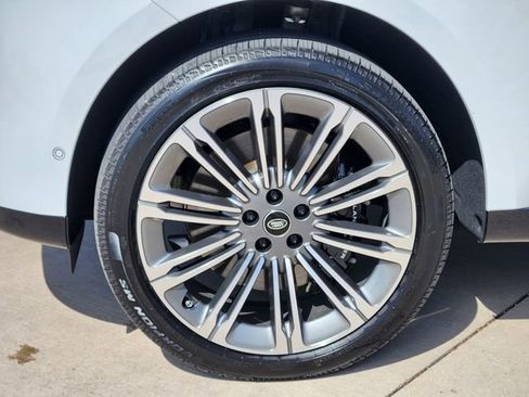 Used 2025 Land Rover Range Rover SE image 13