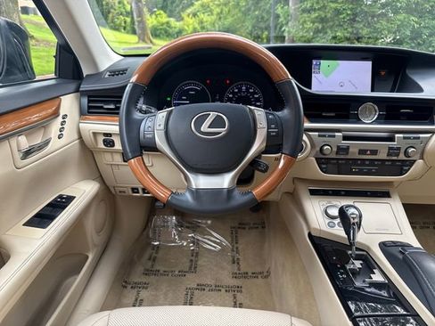 Used 2013 Lexus ES 300h w/ Luxury Pkg FWD image 14
