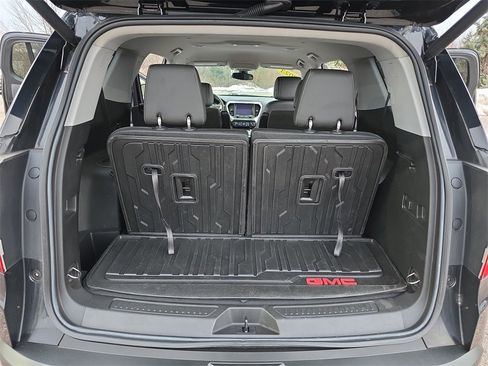 Used 2023 GMC Acadia SLT w/ Preferred Package image 13