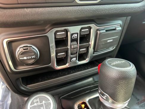 New 2025 Jeep Gladiator Sport image 25