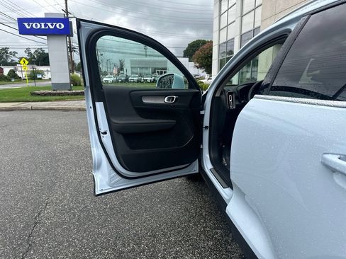Used 2025 Volvo XC40 B5 Core AWD/4WD image 11