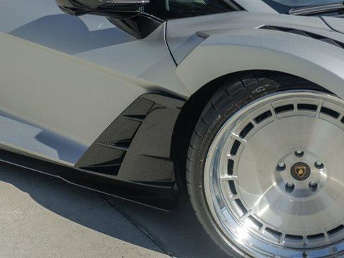 Used 2024 Lamborghini Revuelto image 39