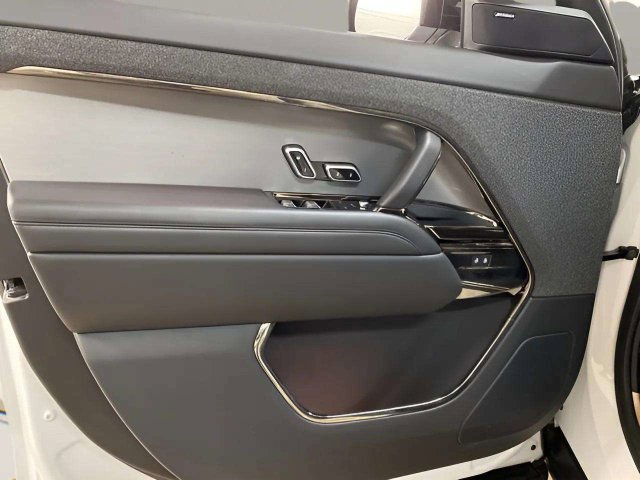 Used 2025 Land Rover Range Rover Sport SE AWD/4WD image 16