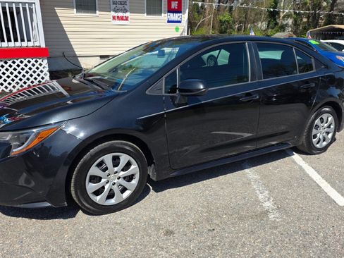 Used 2020 Toyota Corolla LE image 2