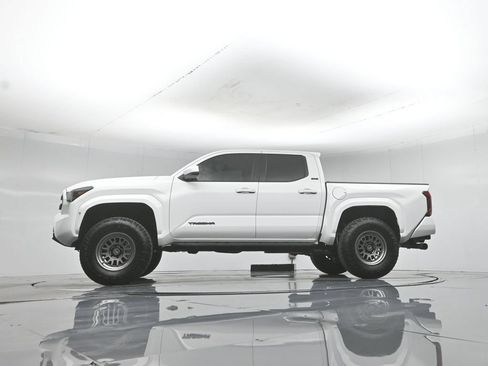 Used 2025 Toyota Tacoma SR5 AWD/4WD image 52