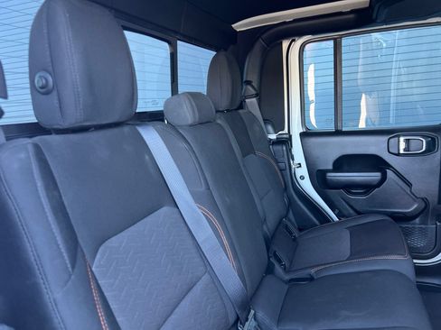 Used 2023 Jeep Gladiator Mojave AWD/4WD image 21