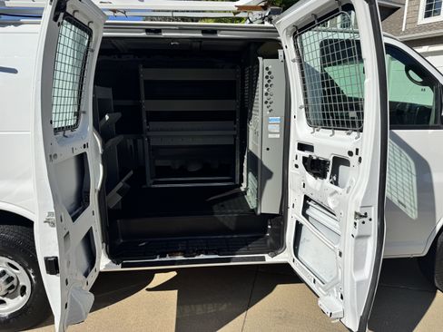 Used 2015 Chevrolet Express 2500 RWD image 22