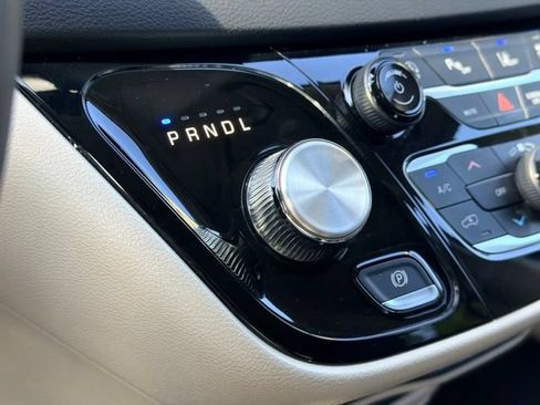 Used 2023 Chrysler Pacifica Touring-L FWD image 15