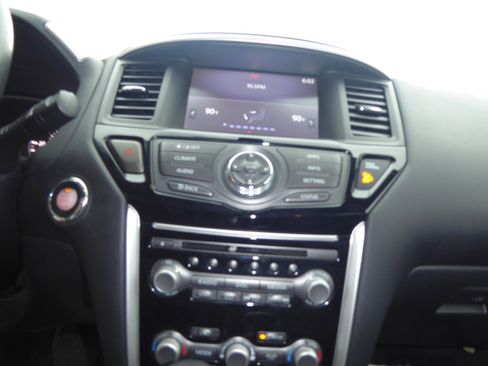 Used 2019 Nissan Pathfinder SV image 12