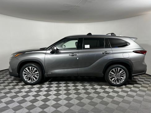 Certified 2026 Toyota Highlander Platinum image 8