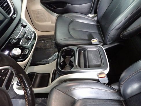 Used 2019 Chrysler Pacifica Touring-L image 27