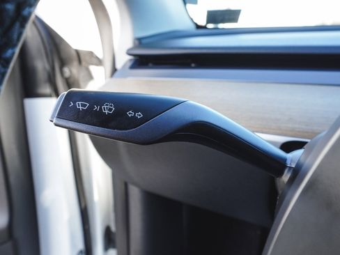 Used 2022 Tesla Model Y Long Range image 21