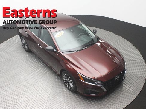Used 2024 Nissan Altima 2.5 SV FWD image 3