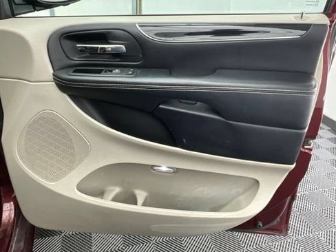 Used 2019 Dodge Grand Caravan SXT FWD image 16