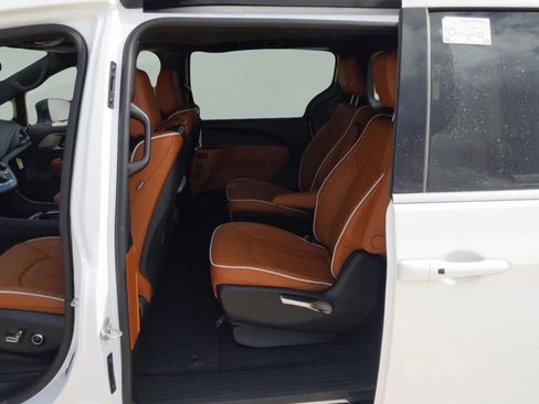 New 2026 Chrysler Pacifica Pinnacle image 16