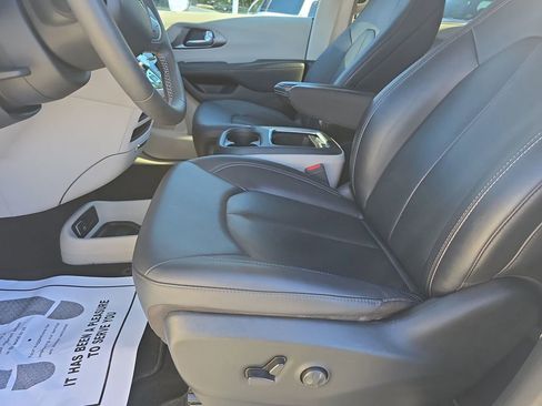 Used 2024 Chrysler Pacifica Touring-L FWD image 30