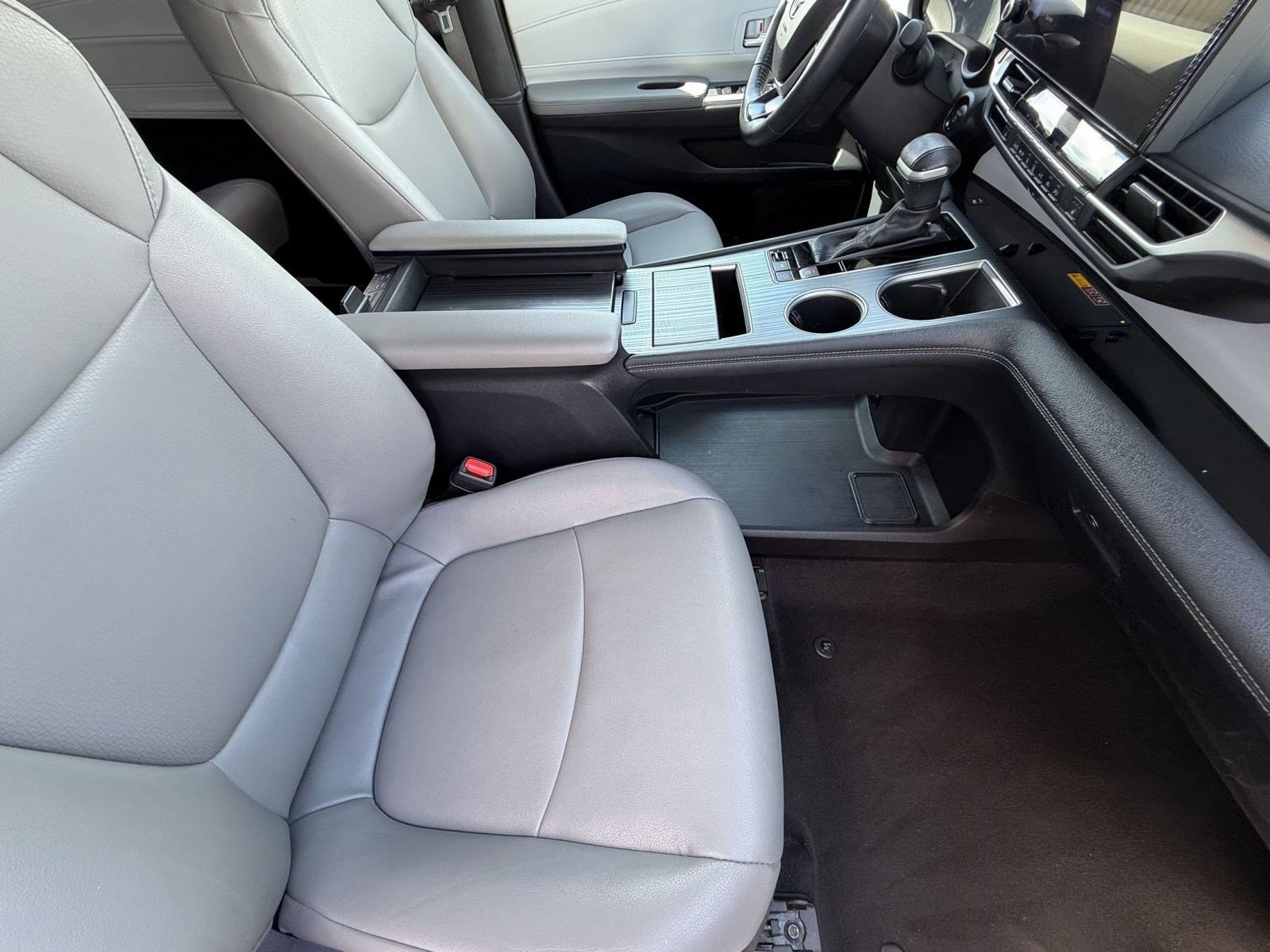 Used 2025 Toyota Sienna XLE FWD image 27