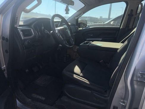 Used 2017 Nissan Titan SV image 9