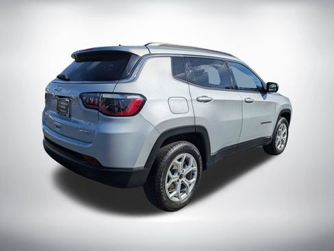 Used 2024 Jeep Compass Latitude AWD/4WD image 4