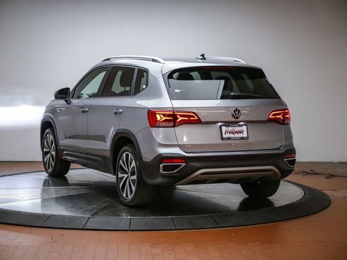 Used 2024 Volkswagen Taos SE FWD image 2