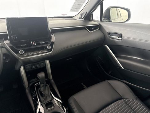 Certified 2025 Toyota Corolla Cross XSE image 34