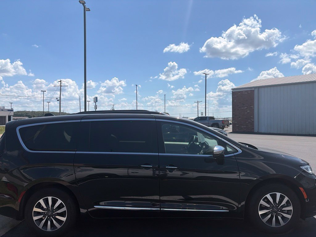 Used 2022 Chrysler Pacifica Limited FWD image 5