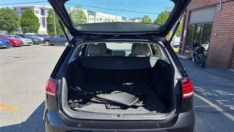 Used 2018 Volkswagen Golf SportWagen FWD image 11