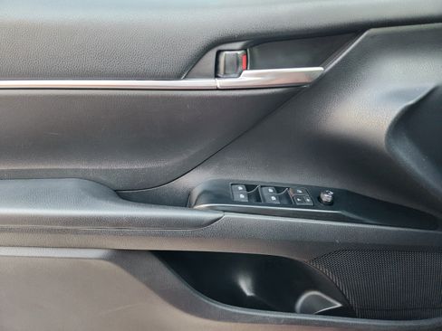 Used 2018 Toyota Camry SE FWD image 17