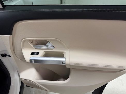 Used 2022 Mercedes-Benz GLB 250 4MATIC w/ Premium Package Lite image 39