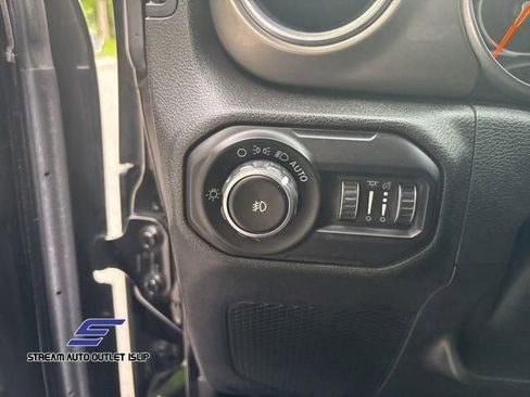 Used 2018 Jeep Wrangler Unlimited Sahara image 25