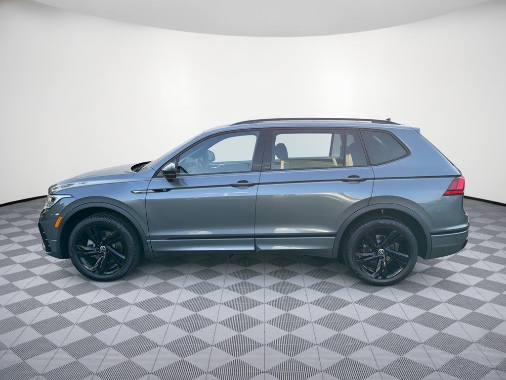 Used 2023 Volkswagen Tiguan SE R-Line AWD/4WD image 2