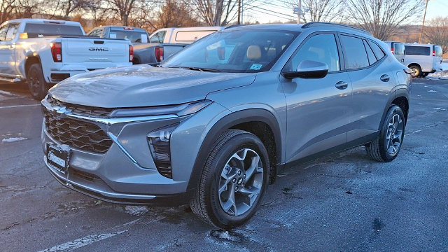 Certified 2025 Chevrolet Trax LT w/ Driver Confidence Package FWD image 4
