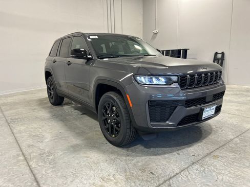 New 2026 Jeep Grand Cherokee Altitude image 4