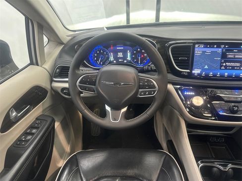 Used 2024 Chrysler Pacifica Limited image 24