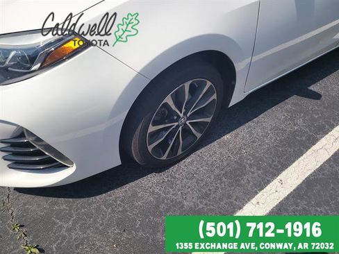 Used 2018 Toyota Corolla SE FWD image 2