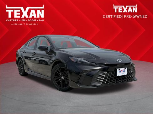 Used 2025 Toyota Camry SE image 1