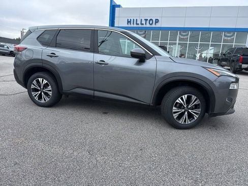 Used 2023 Nissan Rogue SV image 3