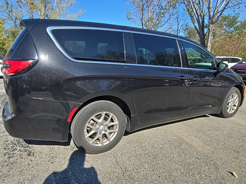 Used 2025 Chrysler Pacifica Select FWD image 8